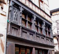 Ein Haus mit Holzplastiken